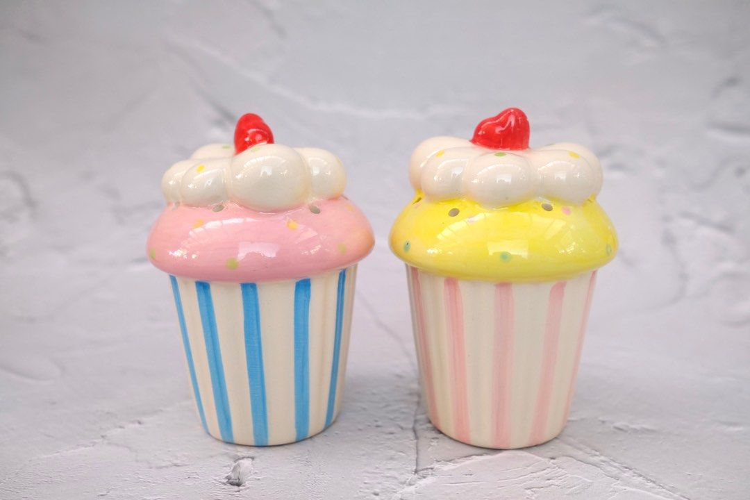 Cupcake salt shop and pepper shakers