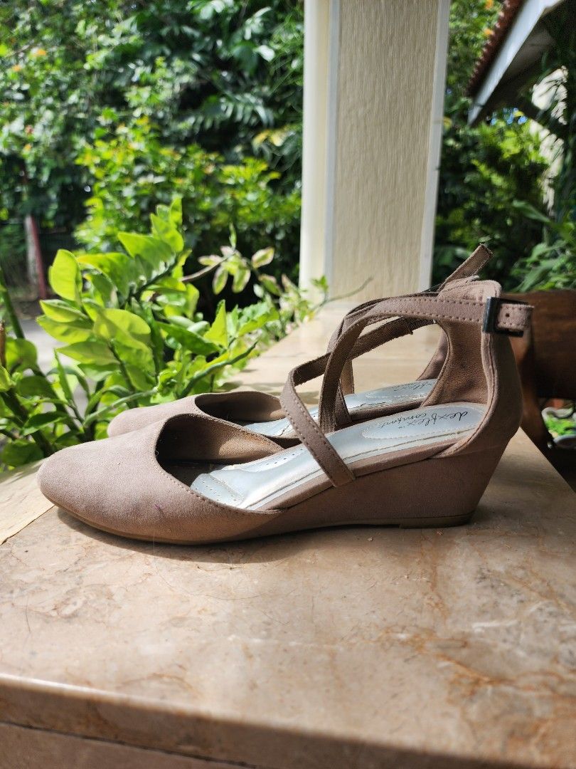 Deflex Comfort Ballet Wedges (Category: Wedges) located in Batangas. Submitted by mberrz (Listing ID 1239216774, Image 2). Description: Super comfy Deflex Comfort Ballet shoes with wedge size 38 Pwede pang harabas at panglakad kasi sobrang gaan at sarap sa paa.