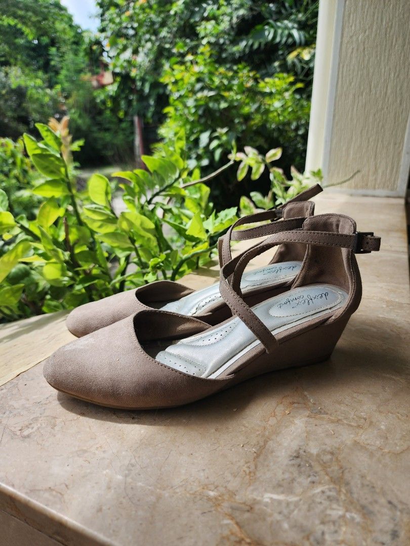 Deflex Comfort Ballet Wedges (Category: Wedges) located in Batangas. Submitted by mberrz (Listing ID 1239216774, Image 1). Description: Super comfy Deflex Comfort Ballet shoes with wedge size 38 Pwede pang harabas at panglakad kasi sobrang gaan at sarap sa paa.