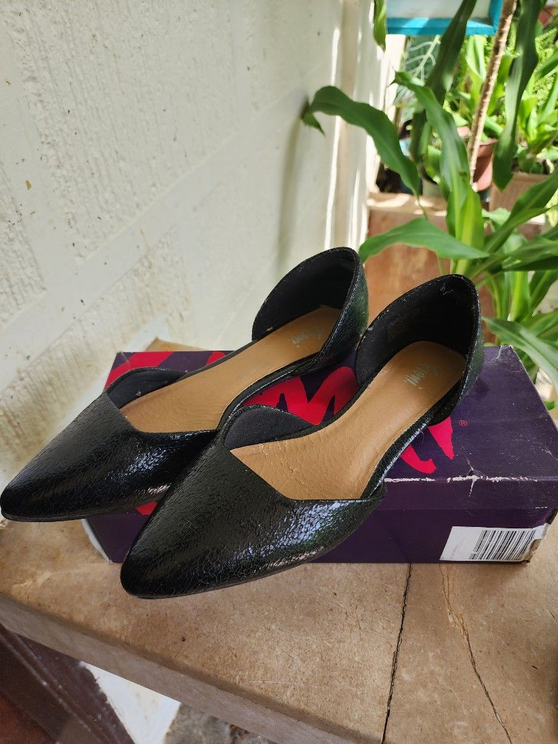 Fioni Pointy Flats - Black Snakeskin (Category: Flats & Sandals) located in Batangas. Submitted by mberrz (Listing ID 1239217716, Image 1). Description: Fioni Pointy Flats - Black Snakeskin design Used twice only! Light peeling inside size 8.