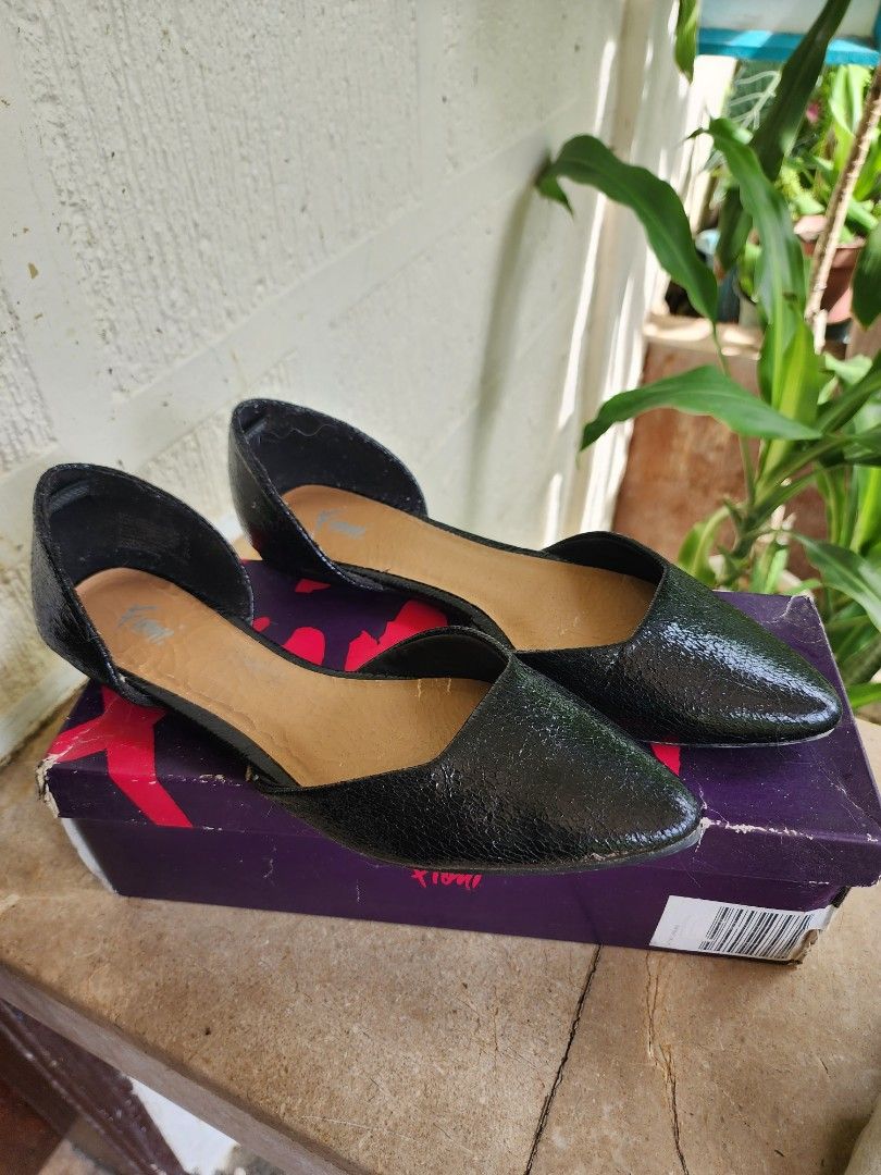 Fioni Pointy Flats - Black Snakeskin (Category: Flats & Sandals) located in Batangas. Submitted by mberrz (Listing ID 1239217716, Image 2). Description: Fioni Pointy Flats - Black Snakeskin design Used twice only! Light peeling inside size 8.