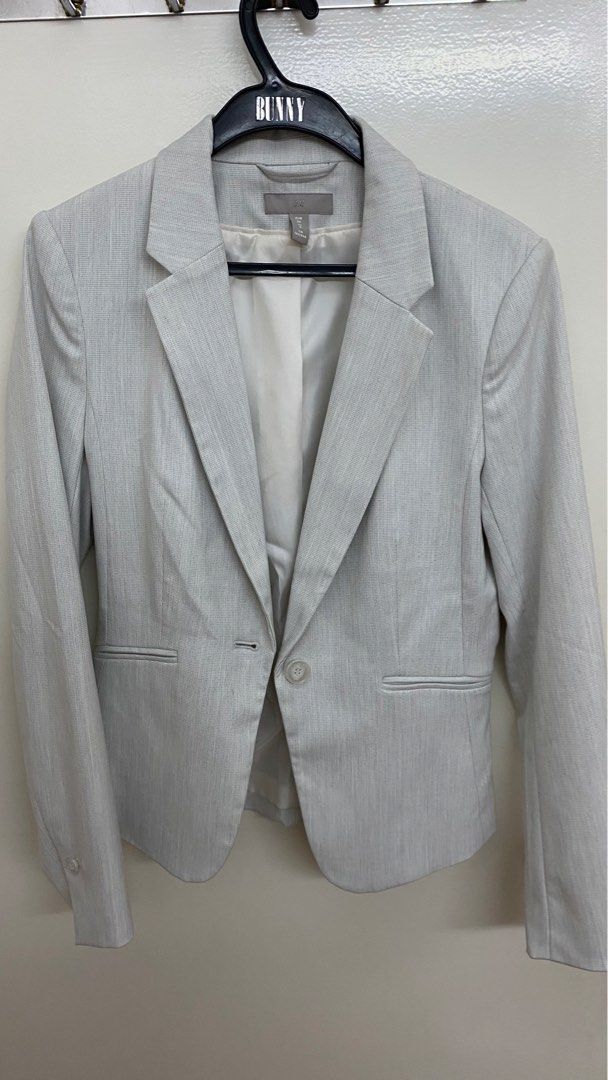 H&M White Padded Printed Blazer (Category: Coats, Jackets and Outerwear) located in Quezon City. Submitted by _daynes (Listing ID 1239303594, Image 1). Description: .