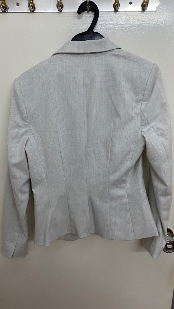 H&M White Padded Printed Blazer (Category: Coats, Jackets and Outerwear) located in Quezon City. Submitted by _daynes (Listing ID 1239303594, Image 2). Description: .