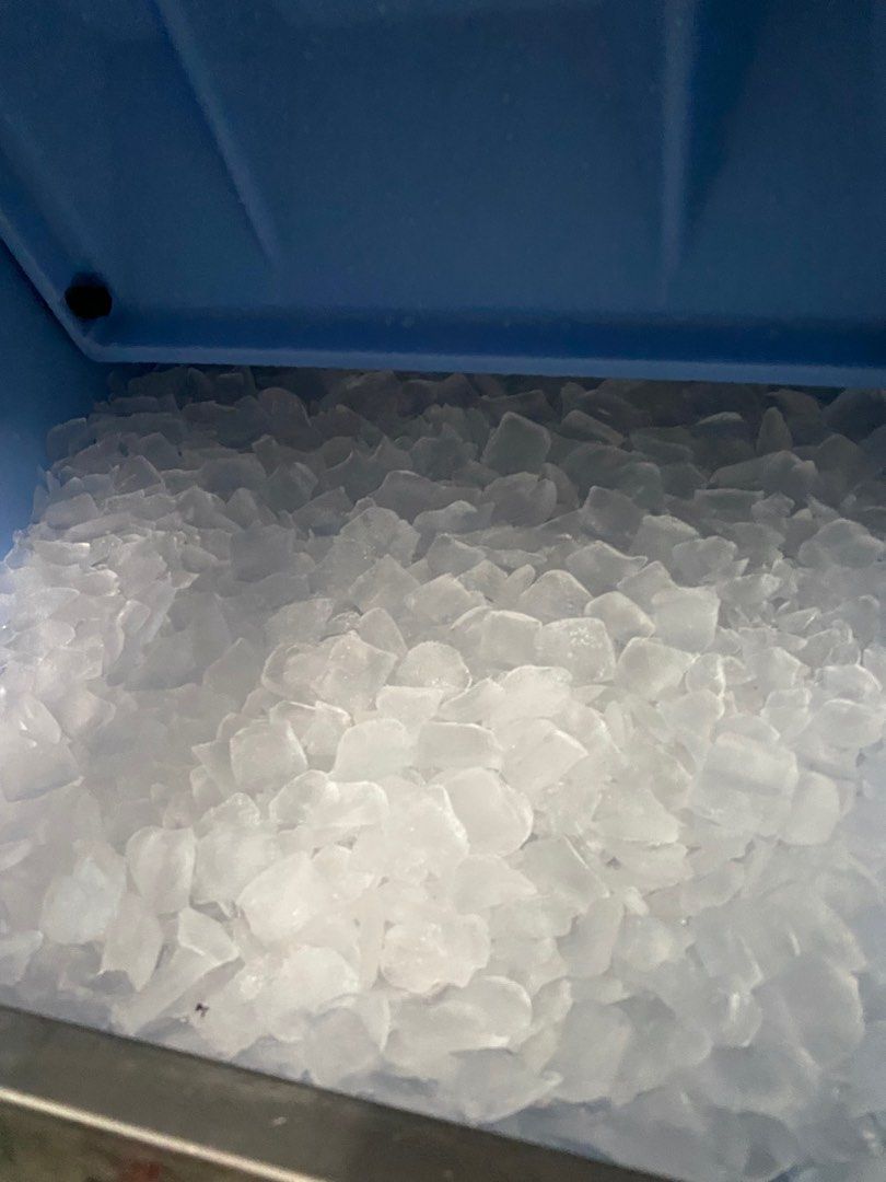 Hoshizaki ice maker. 300kg daily production. Free deliver and 3 months