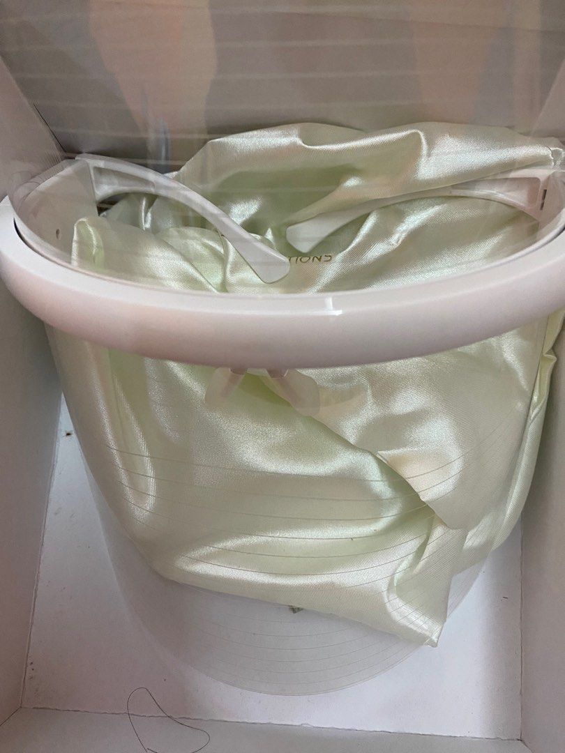 Kimstore LED light therapy facial mask (Category: Face Care) located in Makati City. Submitted by aviegerona_declutter (Listing ID 1239144305, Image 2). Description: Best buy 'to for acne prone skin like me!.
