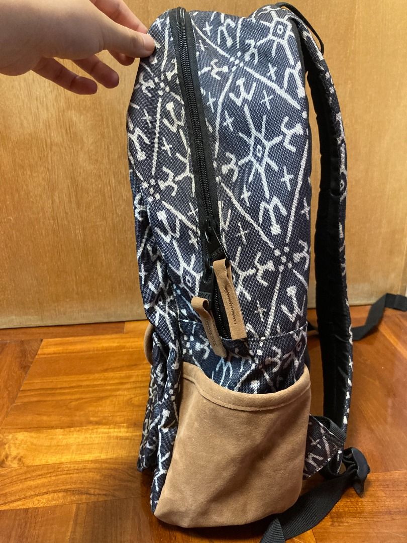 Roxy backpack （分類：背囊）位於 Hong Kong。 由 tippileung35539 提交（商品編號 1239297917，圖片 4）。簡介： Only used a few times, basically brand-new 😉. Will wash before trade! Dimensions: 16” (h) x 12” (w) x 5” (d) Volume: 18 L Composition: 100% Recycled Polyester. Compartments: 1 main zip-up compartment , 1 zip-up front pocket, 2 side pockets Straps: Adjustable padded shoulder straps 。