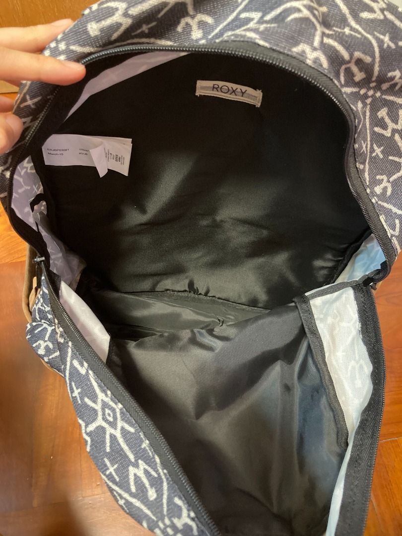 Roxy backpack （分類：背囊）位於 Hong Kong。 由 tippileung35539 提交（商品編號 1239297917，圖片 5）。簡介： Only used a few times, basically brand-new 😉. Will wash before trade! Dimensions: 16” (h) x 12” (w) x 5” (d) Volume: 18 L Composition: 100% Recycled Polyester. Compartments: 1 main zip-up compartment , 1 zip-up front pocket, 2 side pockets Straps: Adjustable padded shoulder straps 。