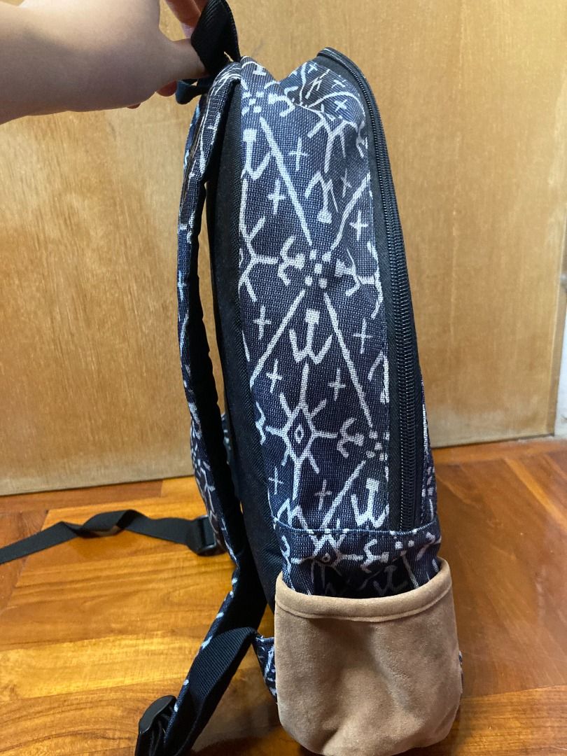 Roxy backpack （分類：背囊）位於 Hong Kong。 由 tippileung35539 提交（商品編號 1239297917，圖片 3）。簡介： Only used a few times, basically brand-new 😉. Will wash before trade! Dimensions: 16” (h) x 12” (w) x 5” (d) Volume: 18 L Composition: 100% Recycled Polyester. Compartments: 1 main zip-up compartment , 1 zip-up front pocket, 2 side pockets Straps: Adjustable padded shoulder straps 。