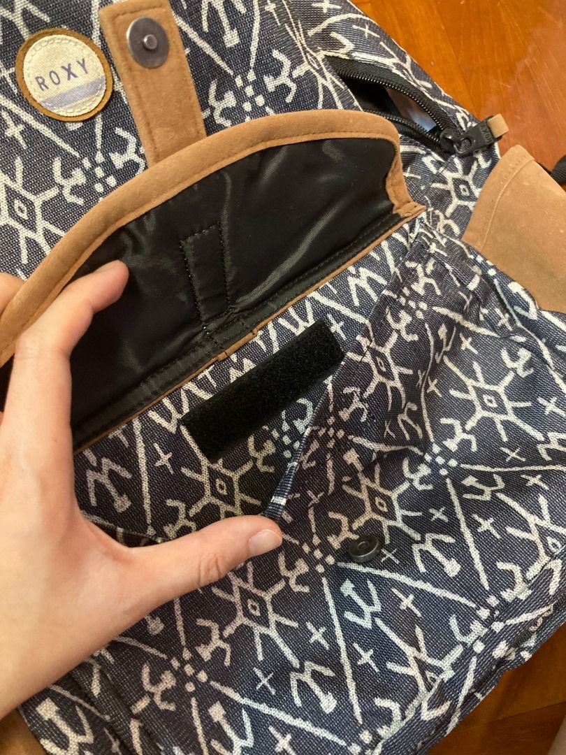 Roxy backpack （分類：背囊）位於 Hong Kong。 由 tippileung35539 提交（商品編號 1239297917，圖片 7）。簡介： Only used a few times, basically brand-new 😉. Will wash before trade! Dimensions: 16” (h) x 12” (w) x 5” (d) Volume: 18 L Composition: 100% Recycled Polyester. Compartments: 1 main zip-up compartment , 1 zip-up front pocket, 2 side pockets Straps: Adjustable padded shoulder straps 。