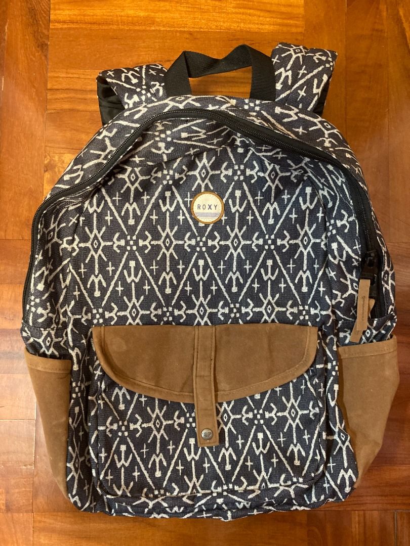 Roxy backpack （分類：背囊）位於 Hong Kong。 由 tippileung35539 提交（商品編號 1239297917，圖片 1）。簡介： Only used a few times, basically brand-new 😉. Will wash before trade! Dimensions: 16” (h) x 12” (w) x 5” (d) Volume: 18 L Composition: 100% Recycled Polyester. Compartments: 1 main zip-up compartment , 1 zip-up front pocket, 2 side pockets Straps: Adjustable padded shoulder straps 。