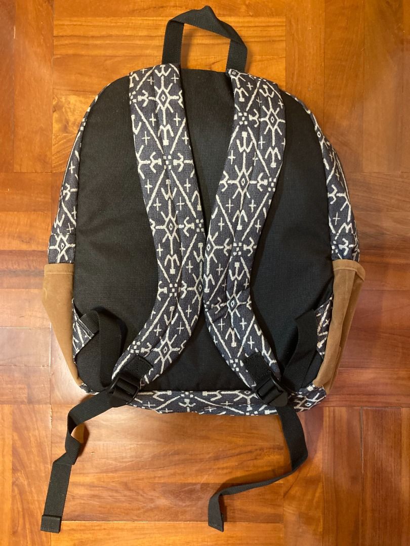 Roxy backpack （分類：背囊）位於 Hong Kong。 由 tippileung35539 提交（商品編號 1239297917，圖片 2）。簡介： Only used a few times, basically brand-new 😉. Will wash before trade! Dimensions: 16” (h) x 12” (w) x 5” (d) Volume: 18 L Composition: 100% Recycled Polyester. Compartments: 1 main zip-up compartment , 1 zip-up front pocket, 2 side pockets Straps: Adjustable padded shoulder straps 。