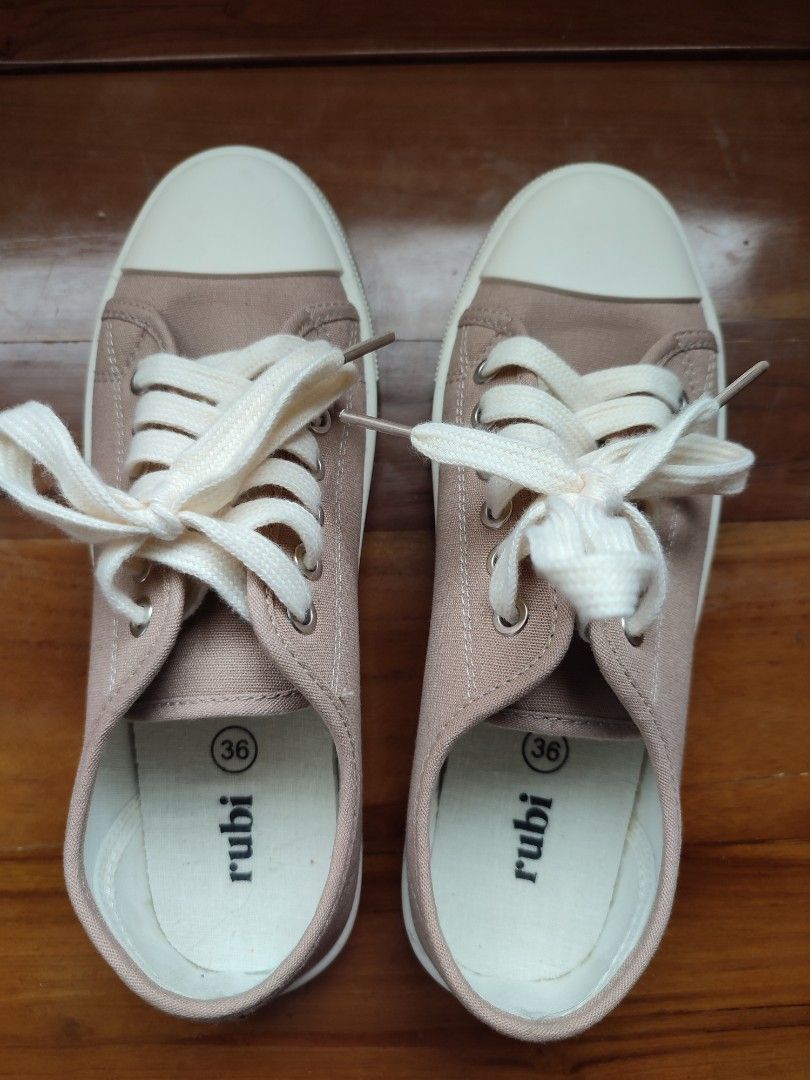 Rubi shoes carousel top