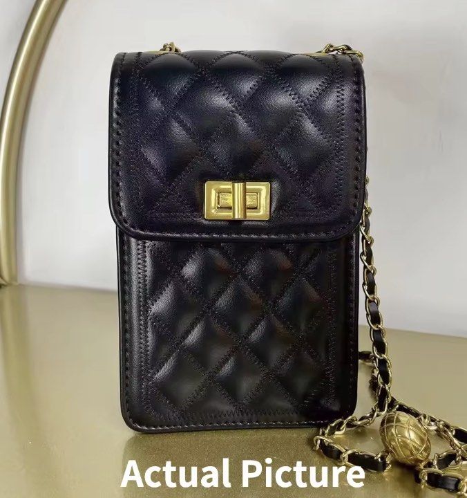SEAGLOCA SLING BAG (Category: Cross-body Bags) located in Antipolo. Submitted by DSHOPPING.PH (Listing ID 1239150637, Image 1). Description: Seagloca sling bag great as new condition 💯 no scratch super gold pa ung chain.