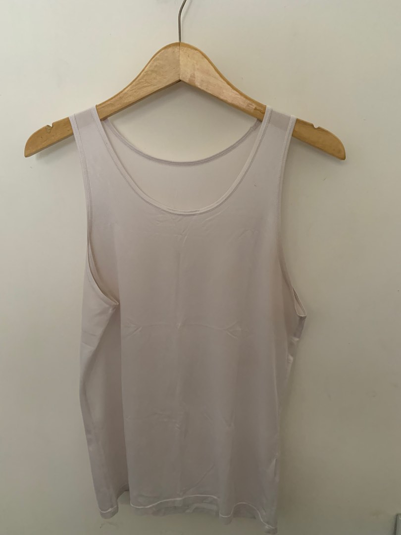 Singlet Uniqlo Airism on Carousell