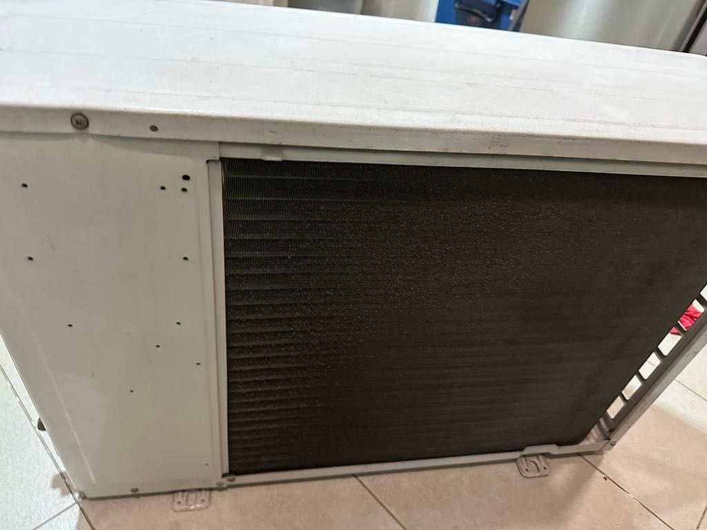 Spoilt air con for spare part, TV & Home Appliances, Air Conditioners