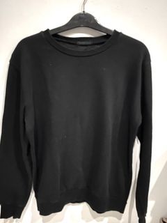 Sweater hitam