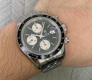 《TUDOR 7926O🐼計時手錶》

刁底刁的  固定外圈✨
黑色錶面 配白色小盆圈 
大裝40mm錶頭 
水晶玻璃鏡 💎 
原裝珠帶12格
手錶狀態企理
手錶功能正常
淨錶 精神✨
HKD 28800
歡迎實體店交收或地點大家相就