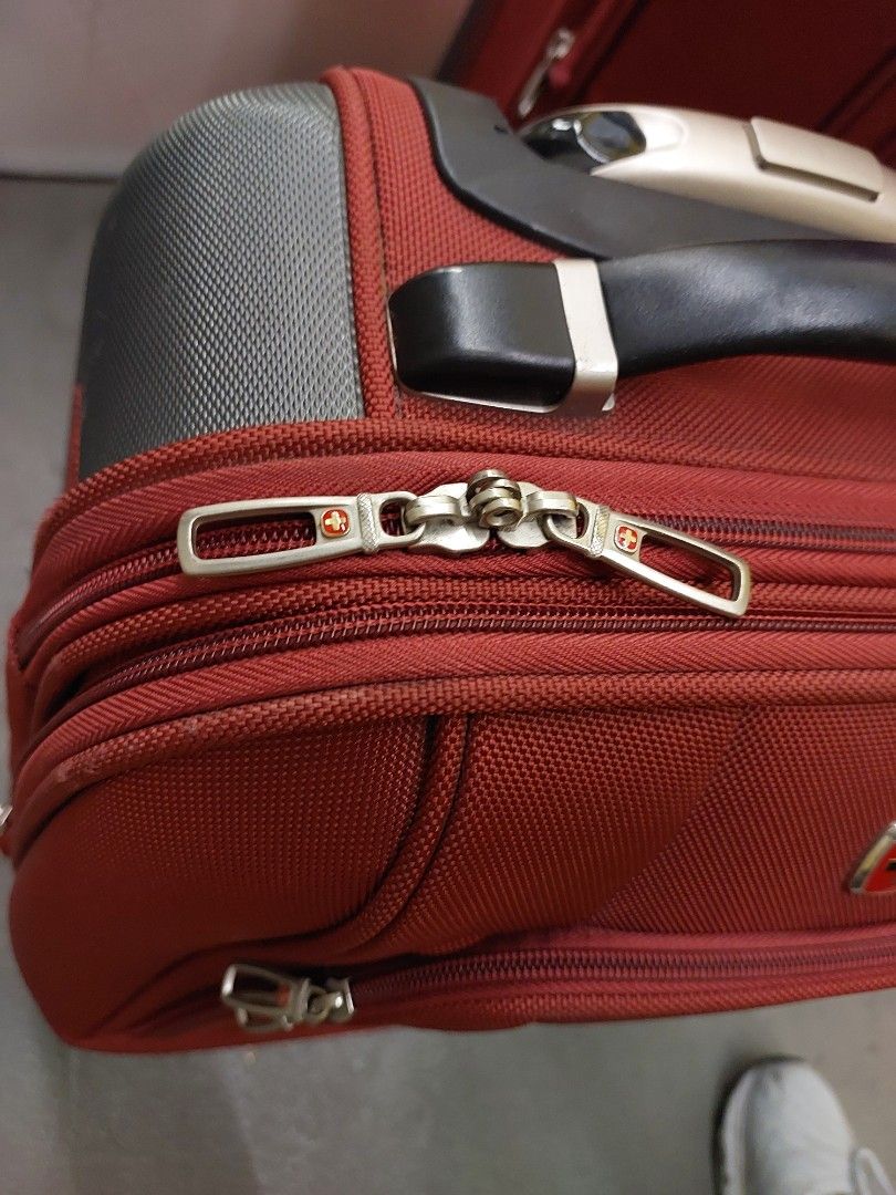 TwoPiece SWISS GEAR Luggage Set / 1 LARGE Softside and 1 CARRYON