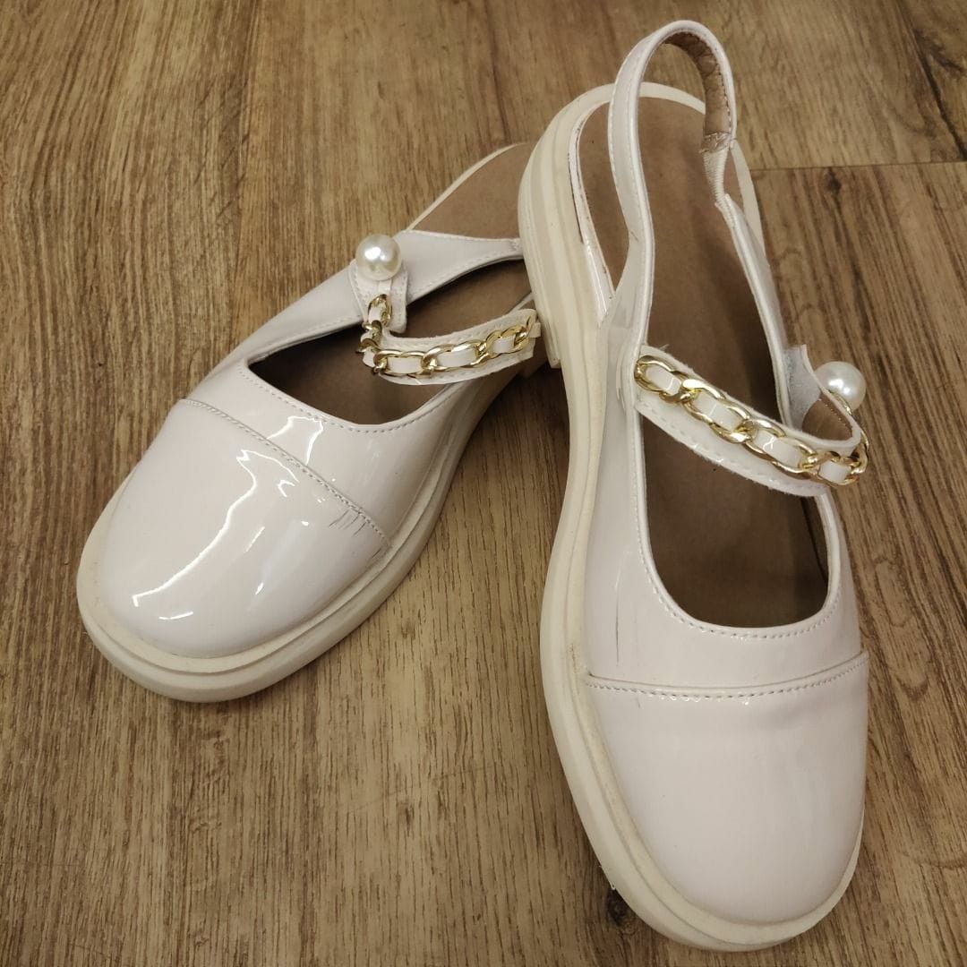 White shoes cheap with gold chain