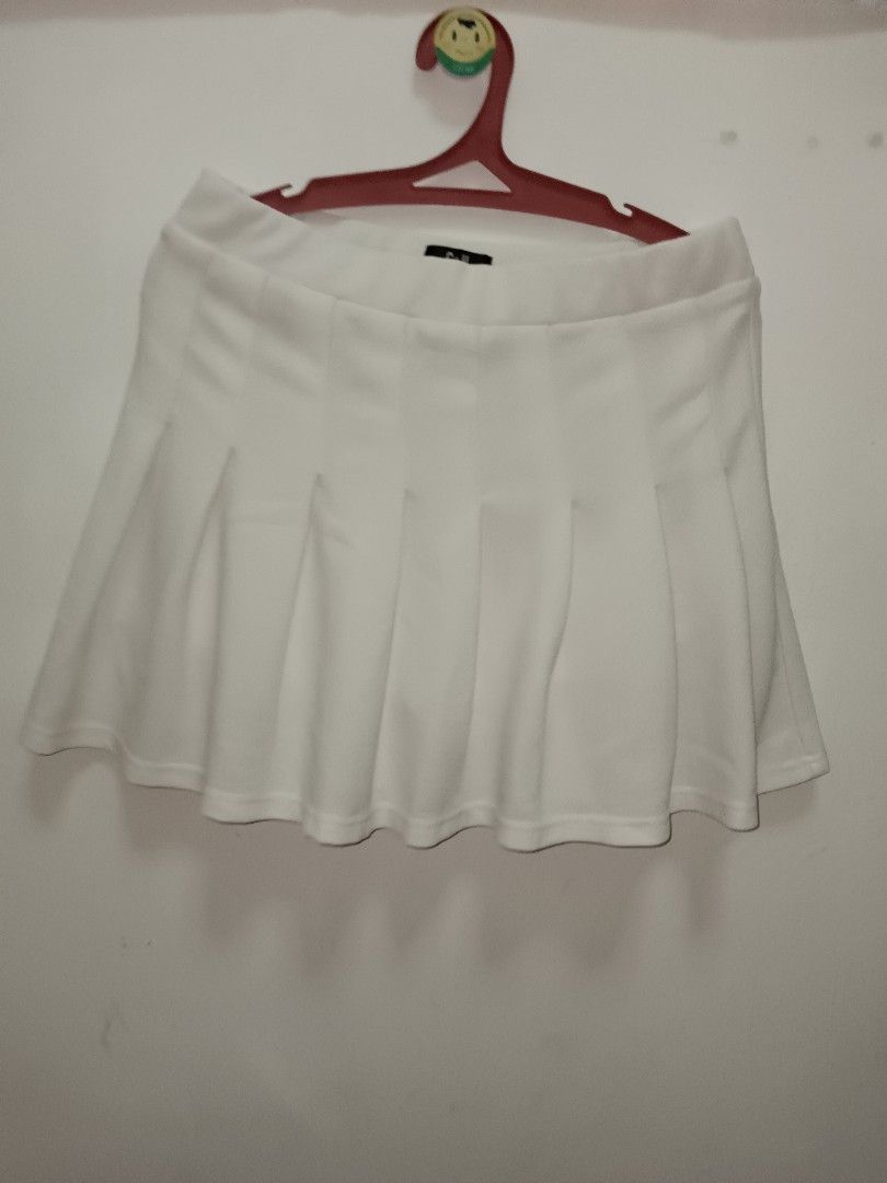 High waisted deals white skirt hangers