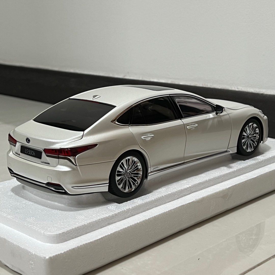 1:18 AutoArt Lexus LS500h (White), Toys & Collectibles, Figurines
