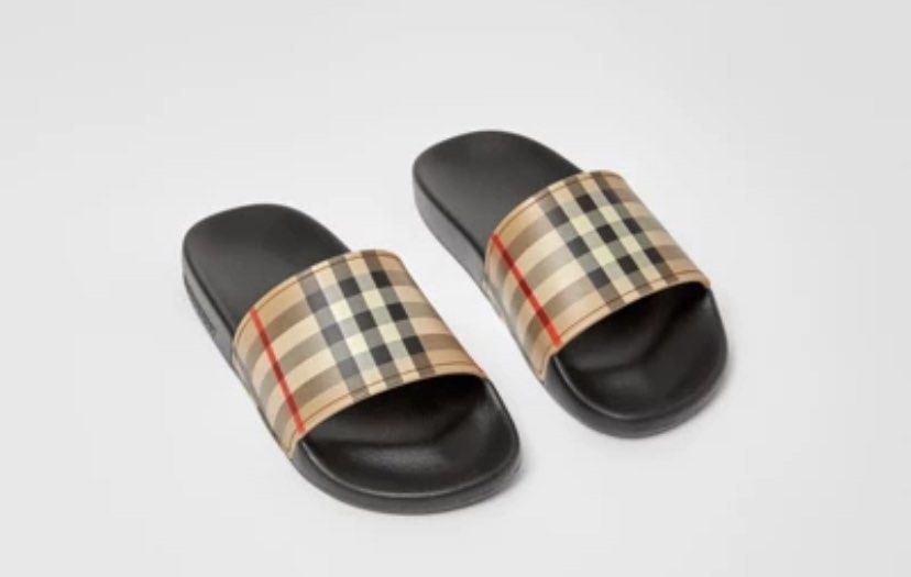 Checkered slides top
