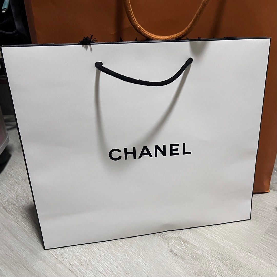 Chanel 紙袋, 傢俬＆家居, 其他, 收納箱及袋- Carousell