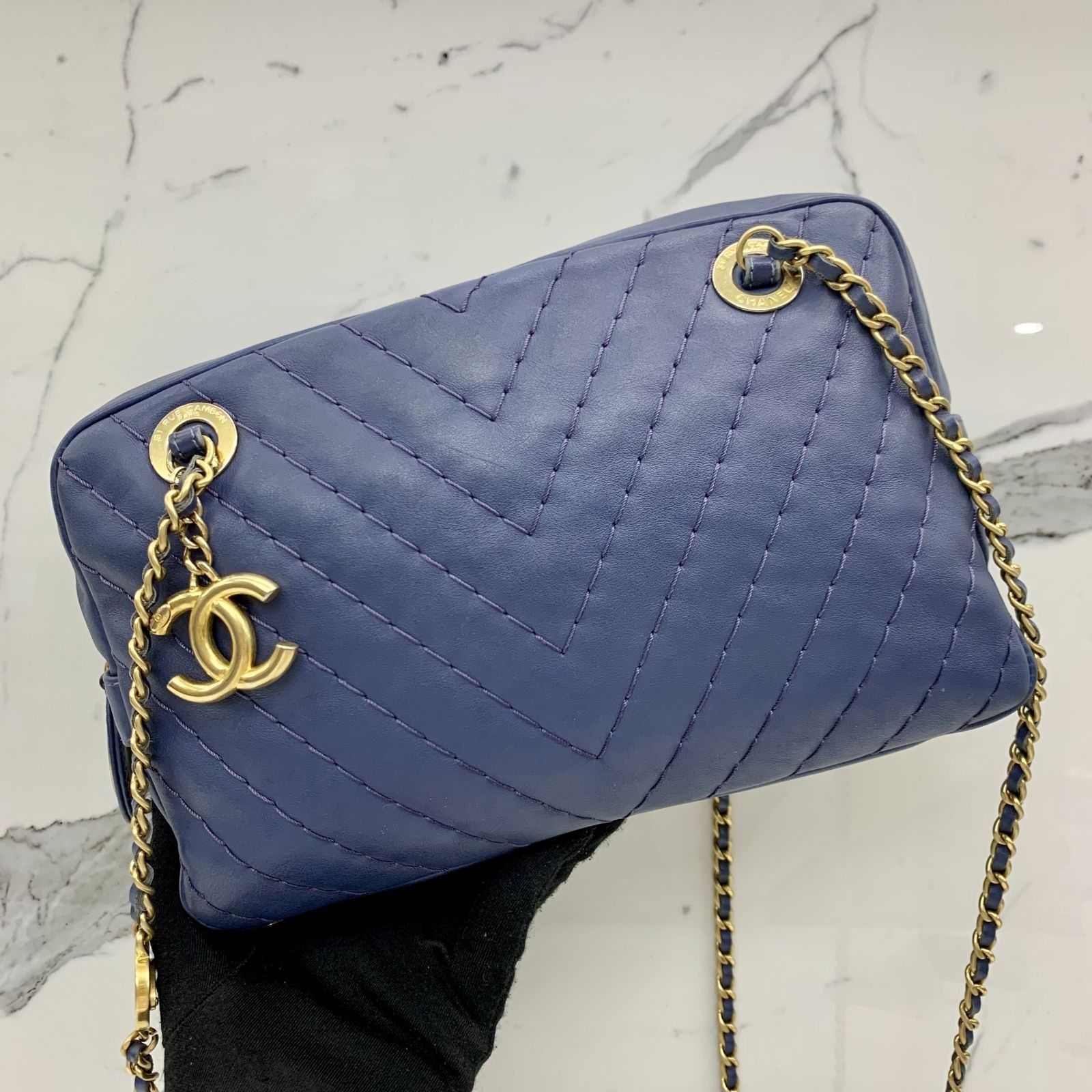 CHANEL BLUE LEATHER CHEVRON W/CC CHARM NO.16 NO CARD CHAIN SHOULDER BAG  237017430 WE, Luxury, Bags & Wallets on Carousell