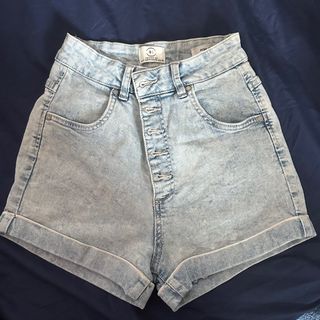 (Category: ) located in . Submitted by snkrzz (Listing ID 1239425156, Image 1). Description: .