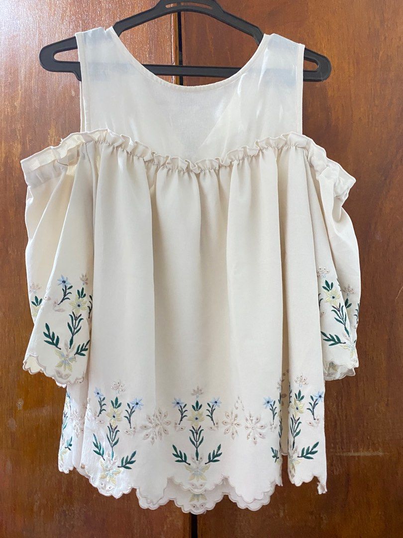 Cream floral loose blouse (Category: Blouses) located in Taguig. Submitted by triaa_ (Listing ID 1239491297, Image 1). Description: S-med.