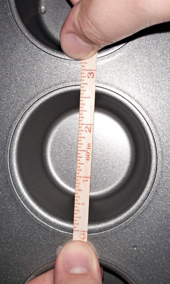 Cupcake tray (Category: Bakeware) located in Manila. Submitted by blitzenn.blitzenn (Listing ID 1239527540, Image 3). Description: decluttering did not fit my oven.