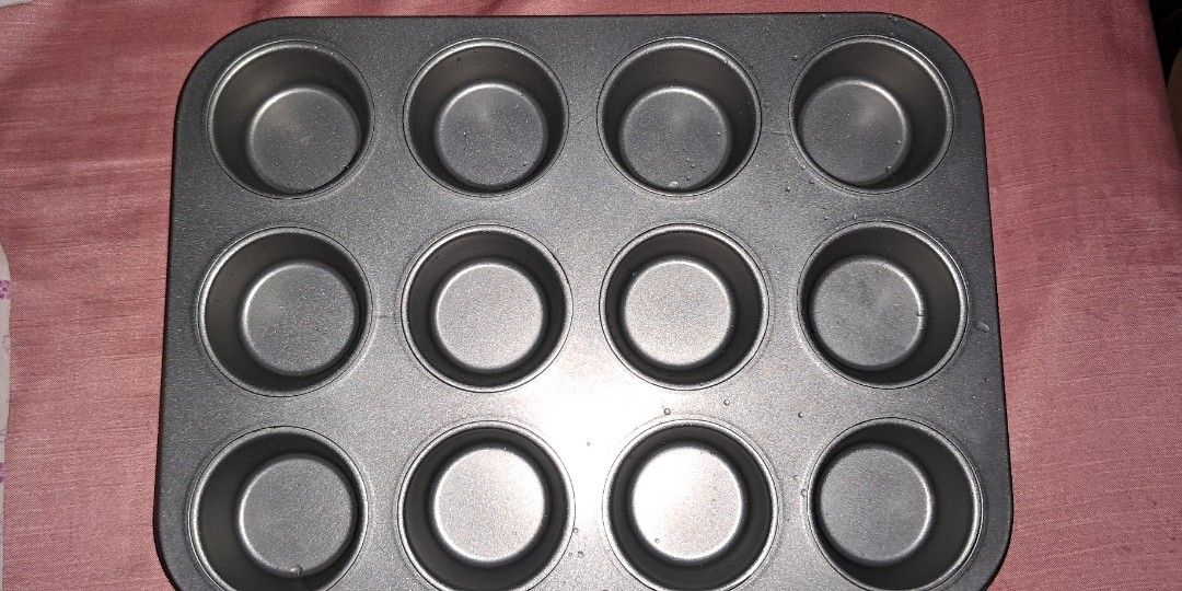 Cupcake tray (Category: Bakeware) located in Manila. Submitted by blitzenn.blitzenn (Listing ID 1239527540, Image 1). Description: decluttering did not fit my oven.