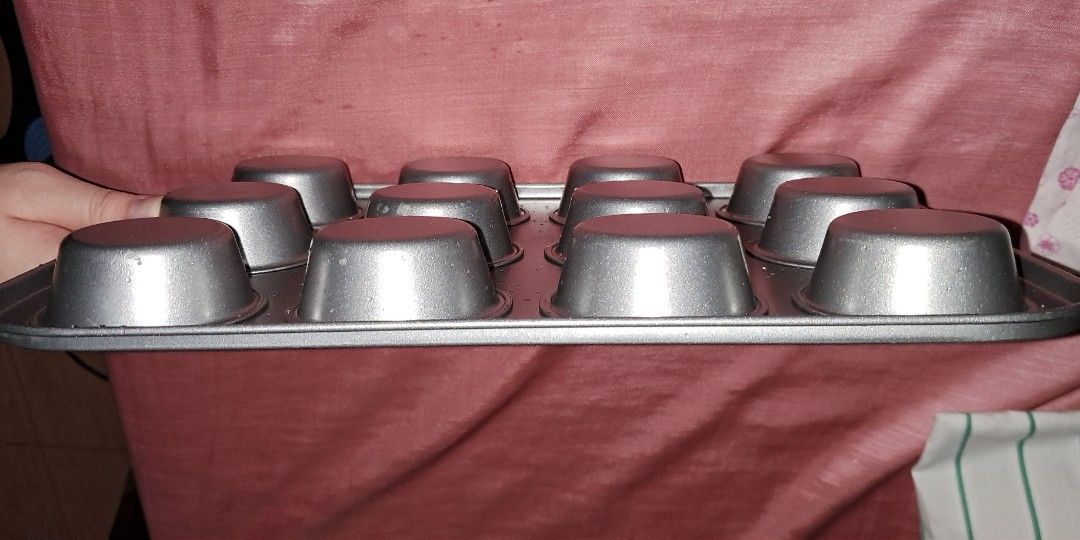 Cupcake tray (Category: Bakeware) located in Manila. Submitted by blitzenn.blitzenn (Listing ID 1239527540, Image 2). Description: decluttering did not fit my oven.