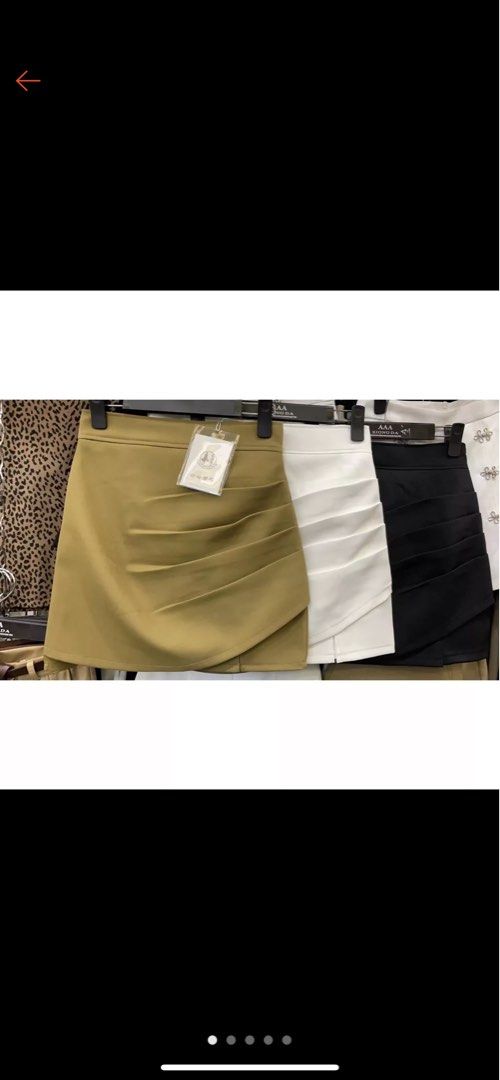 KOREAN PLEATED SKIRT WITH SLIT (Category: Skirts) located in Quezon City. Submitted by himym29 (Listing ID 1239334480, Image 2). Description: .