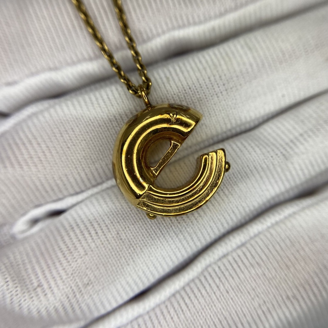 Vuitton necklace outlet
