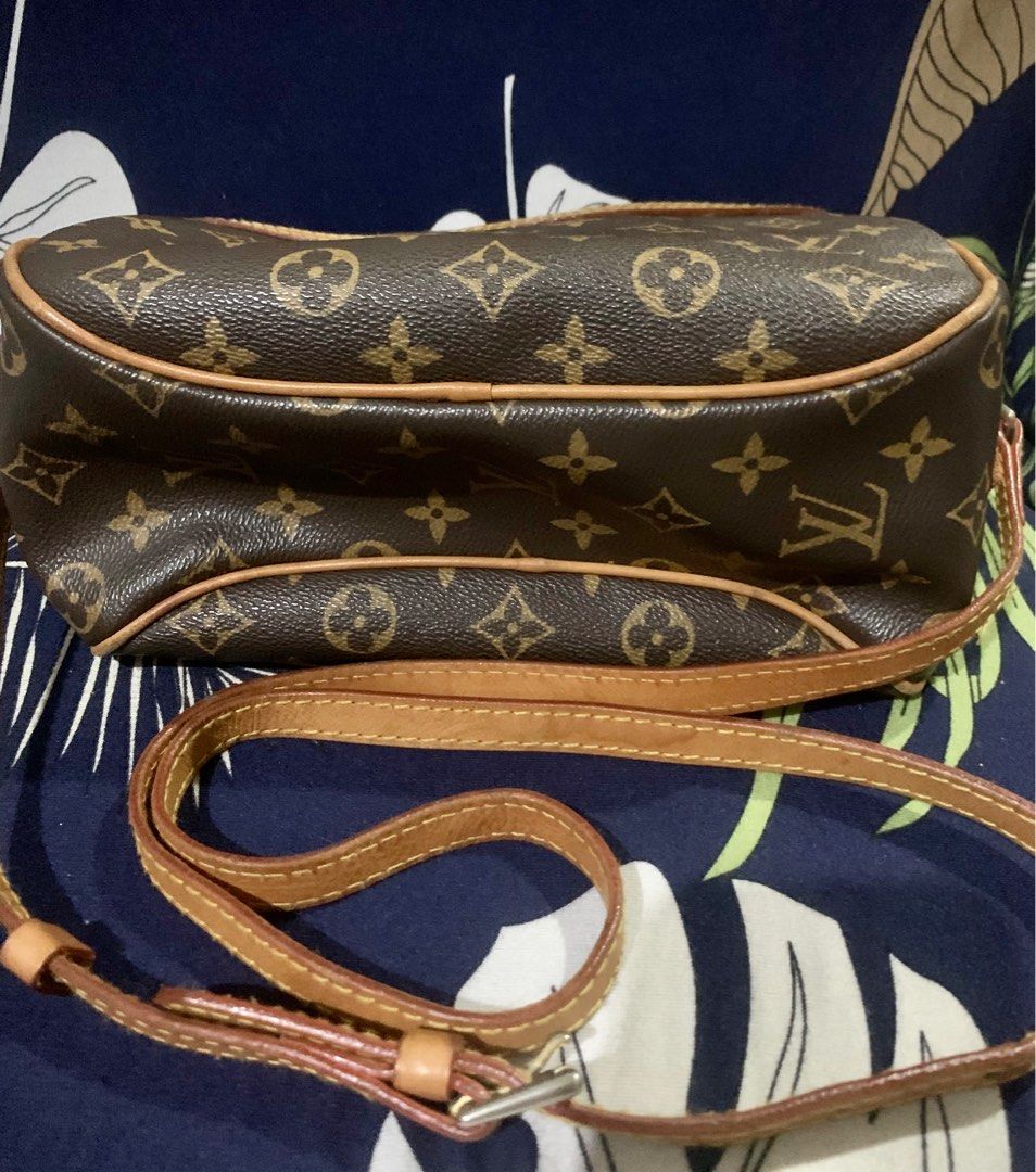 -LV- sling bag (Category: Luxury Bags & Wallets) located in Manila. Submitted by edifier888 (Listing ID 1239441837, Image 2). Description: No code but in good condition.