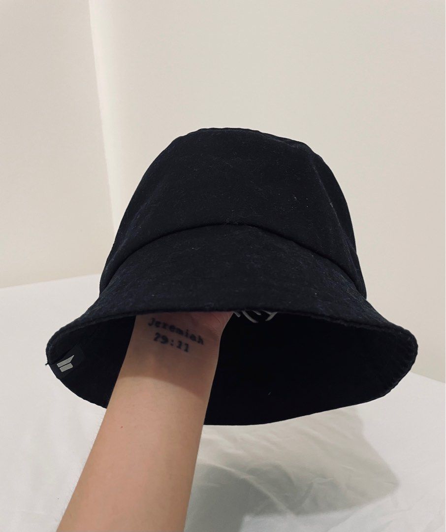 MACBETH MAKUBESU BUCKET HAT BLACK (Category: Caps & Hats) located in Mandaluyong City. Submitted by miss_a18 (Listing ID 1239386256, Image 2). Description: Bought from SM worth around 1k RFS Too large for my small head 😊.