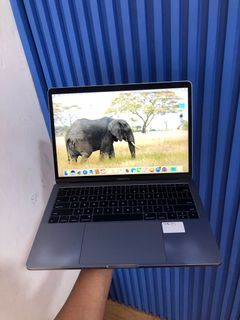 MacBook pro 13 Inch 2017 8/256GB