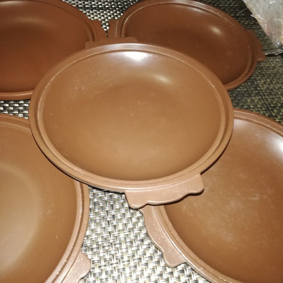 metal plates (Category: Bakeware) located in Paranaque City. Submitted by 4thestate.surplusan (Listing ID 1239374393, Image 3). Description: 8pcs slightly used metal plates fr japan..