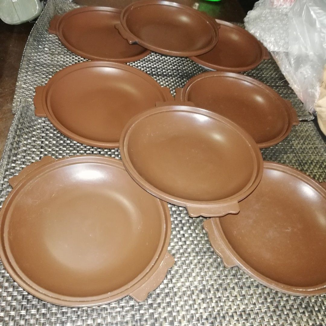 metal plates (Category: Bakeware) located in Paranaque City. Submitted by 4thestate.surplusan (Listing ID 1239374393, Image 1). Description: 8pcs slightly used metal plates fr japan..