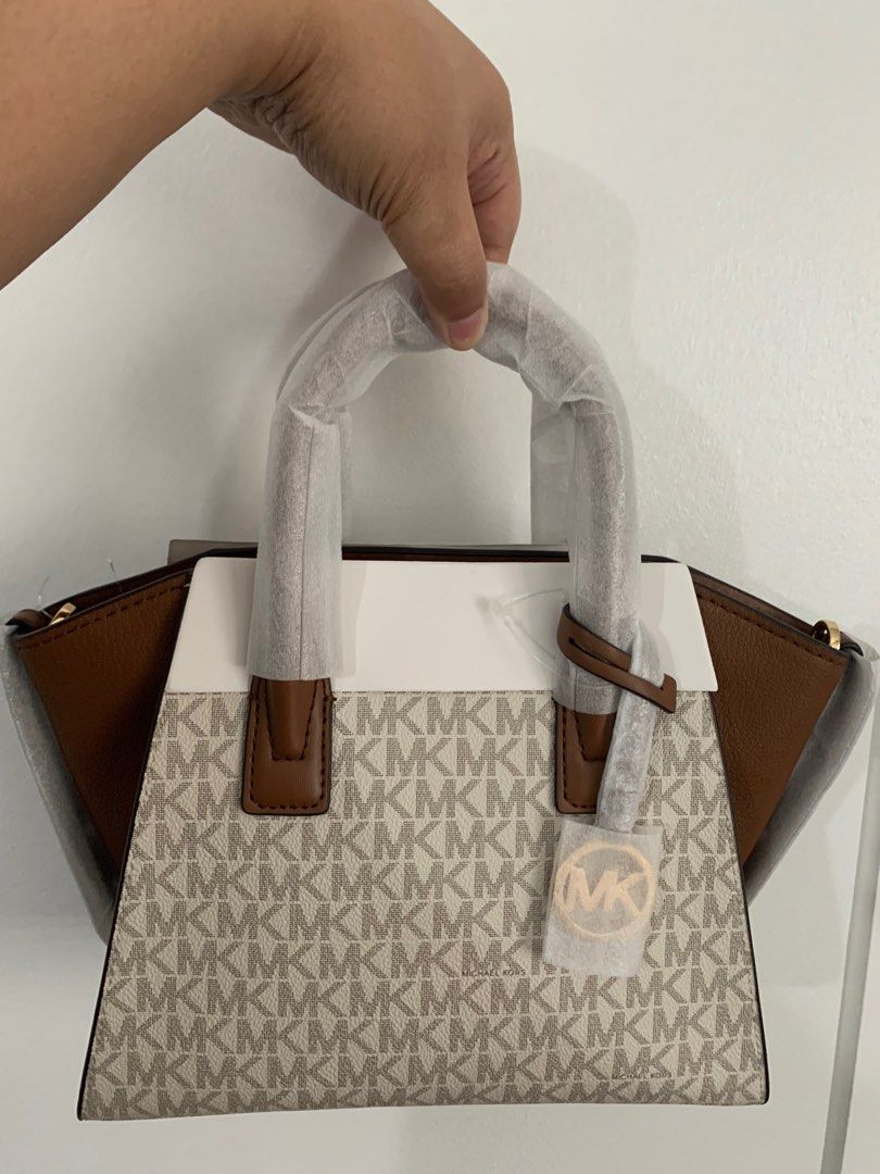 Michael Kors AVRIL (Category: Luxury Bags & Wallets) located in Quezon City. Submitted by markishasabrine (Listing ID 1239375572, Image 1). Description: Michael Kors AVRIL Color: Vanilla 💯 Brand New 💯 Autentic/Original.