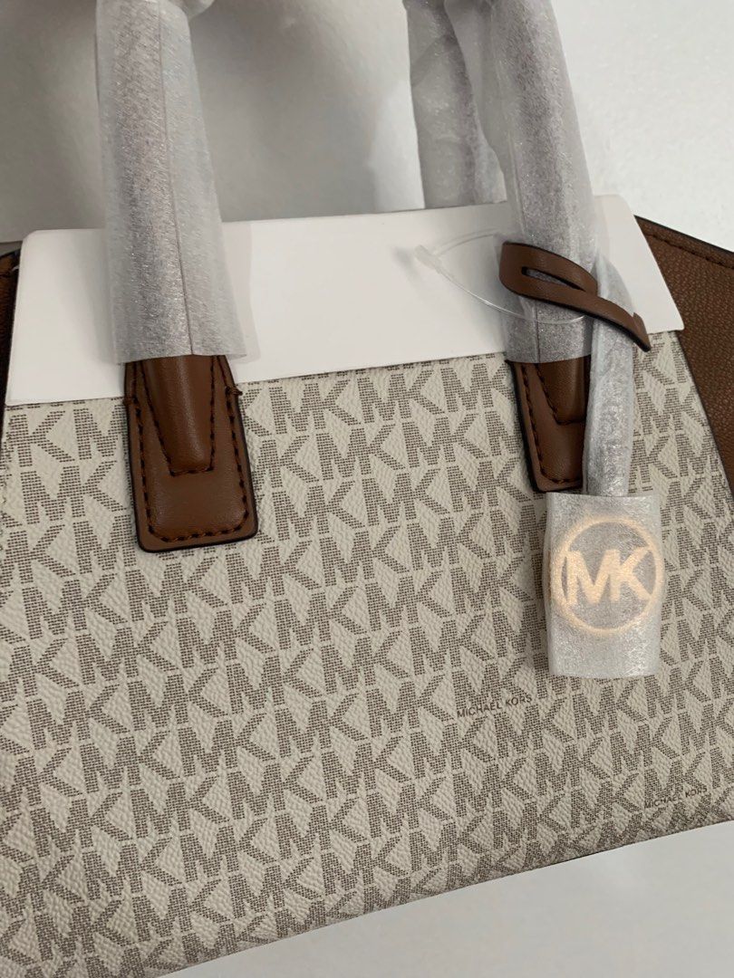 Michael Kors AVRIL (Category: Luxury Bags & Wallets) located in Quezon City. Submitted by markishasabrine (Listing ID 1239375572, Image 3). Description: Michael Kors AVRIL Color: Vanilla 💯 Brand New 💯 Autentic/Original.