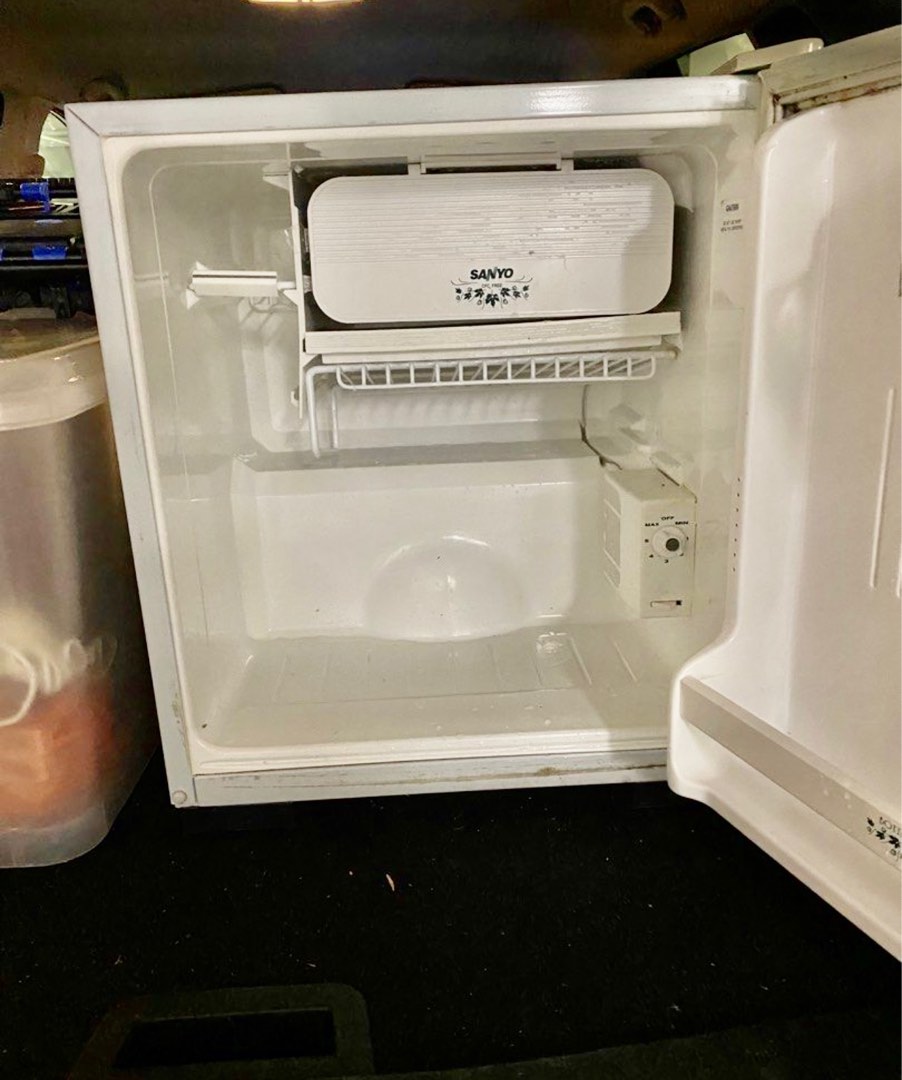 Mini Fridge Sanyo, TV & Home Appliances, Kitchen Appliances