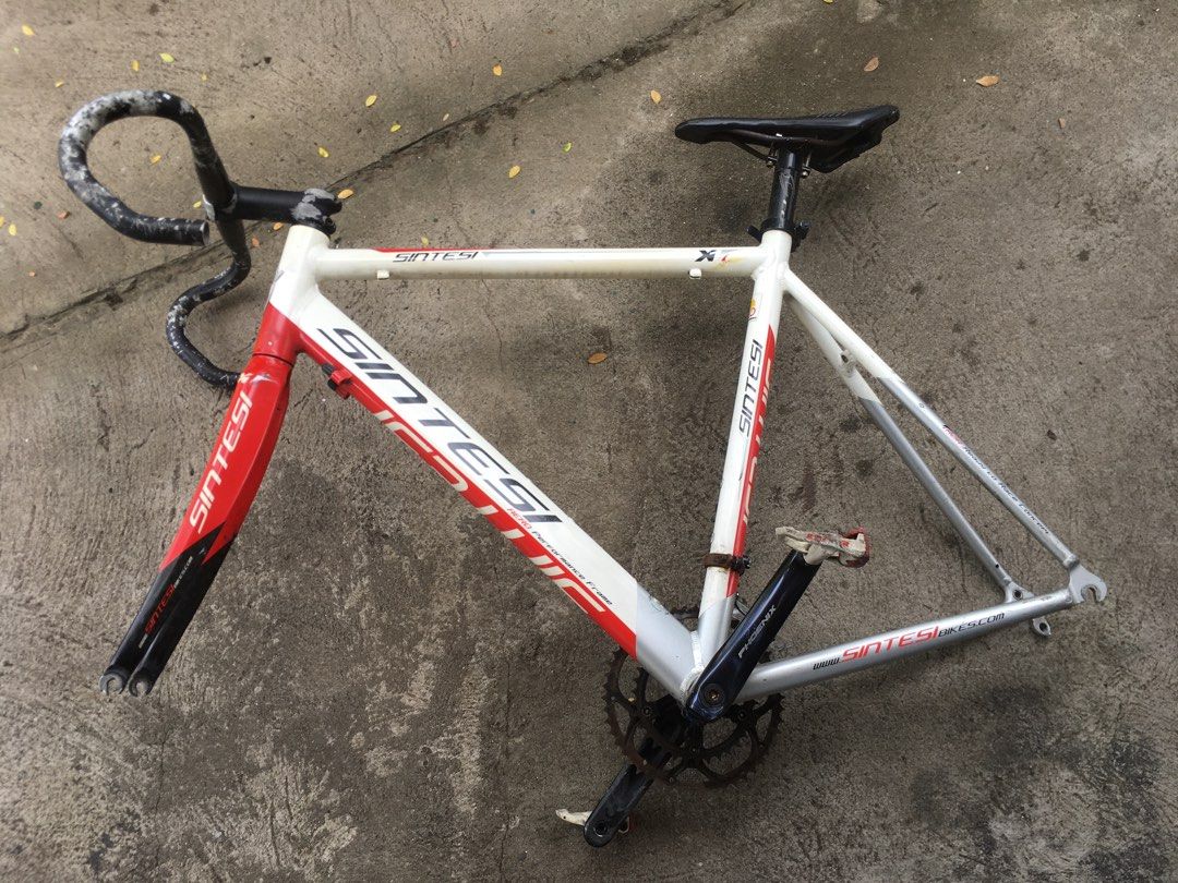 Sintesi Frameset (allucarb) (Category: Bicycles) located in Antipolo. Submitted by paglinawanshyne97 (Listing ID 1239423626, Image 1). Description: Sintesi Frameset allucarb frame full carbon fork mountain peak headset cole seatpost Felt allucarb dropbar bontrager stem exustar cleats pedal shimano bb phoenix cranks shimano tourney fd issue gasgas tas yung stem at dropbar may mga paintchips tas yung pedals may mga dents and scratches.