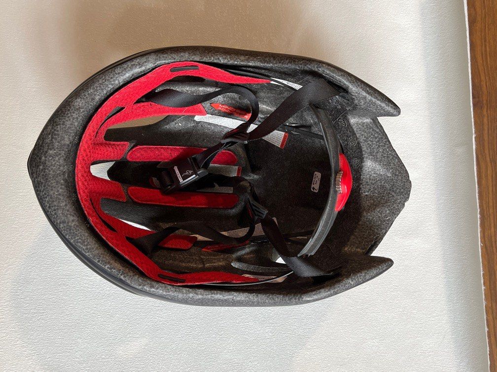 Specialized evade cycling helmet (Category: Parts & Accessories) located in Singapore. Submitted by outlanders (Listing ID 1239423002, Image 3). Description: self collect..