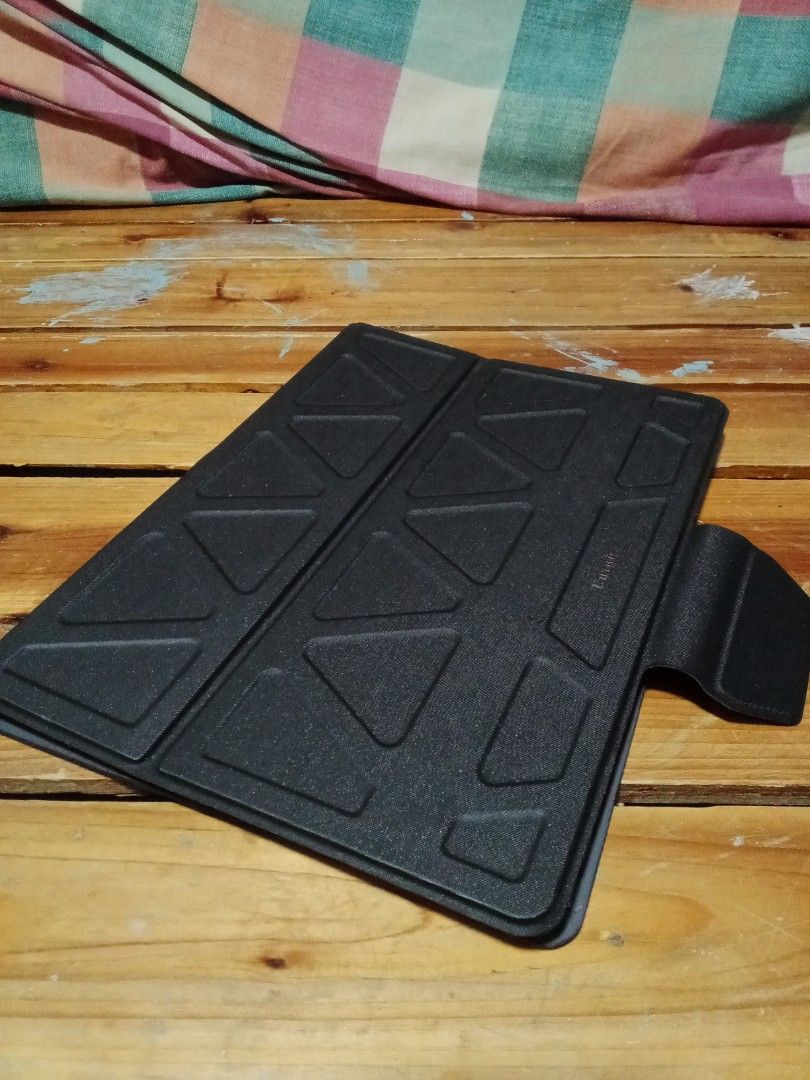 Targus case universal 9-10 inches (Category: Cases & Sleeves) located in Marilao. Submitted by kylejay_15 (Listing ID 1239514374, Image 1). Description: -may light stratch -like new -may bawas pa rfs: decluttering m.