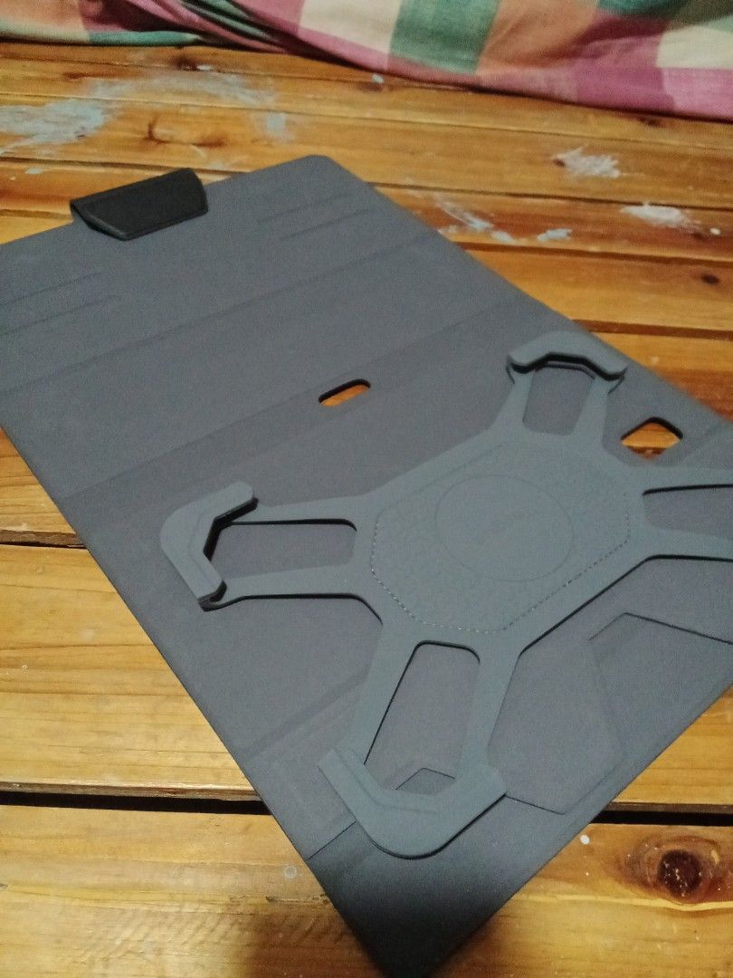 Targus case universal 9-10 inches (Category: Cases & Sleeves) located in Marilao. Submitted by kylejay_15 (Listing ID 1239514374, Image 3). Description: -may light stratch -like new -may bawas pa rfs: decluttering m.