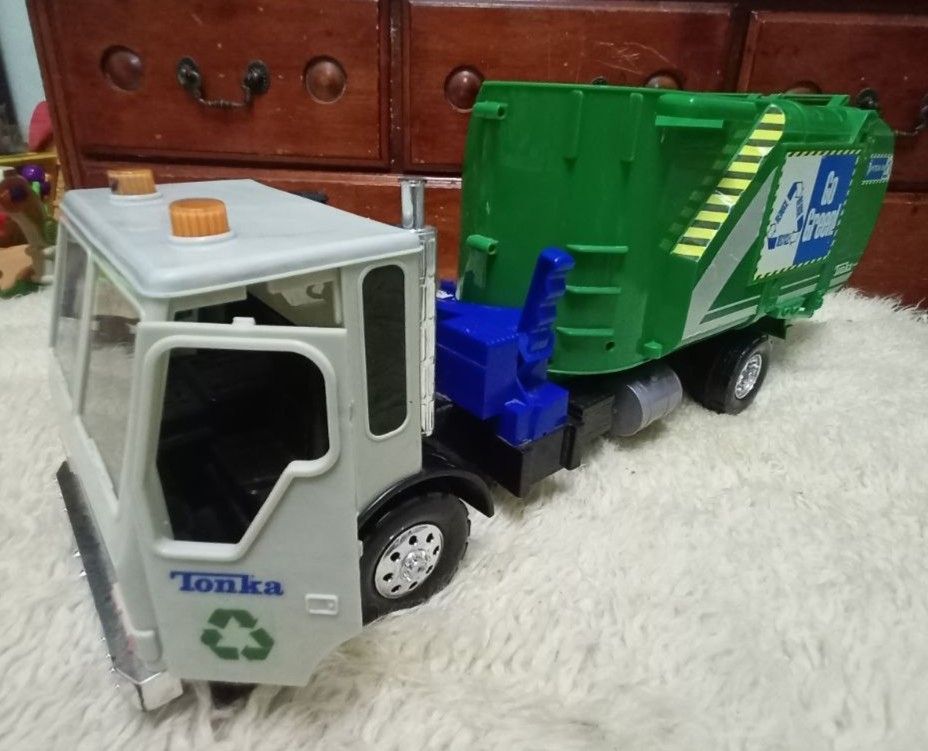 TONKA TITANS go green garbage truck