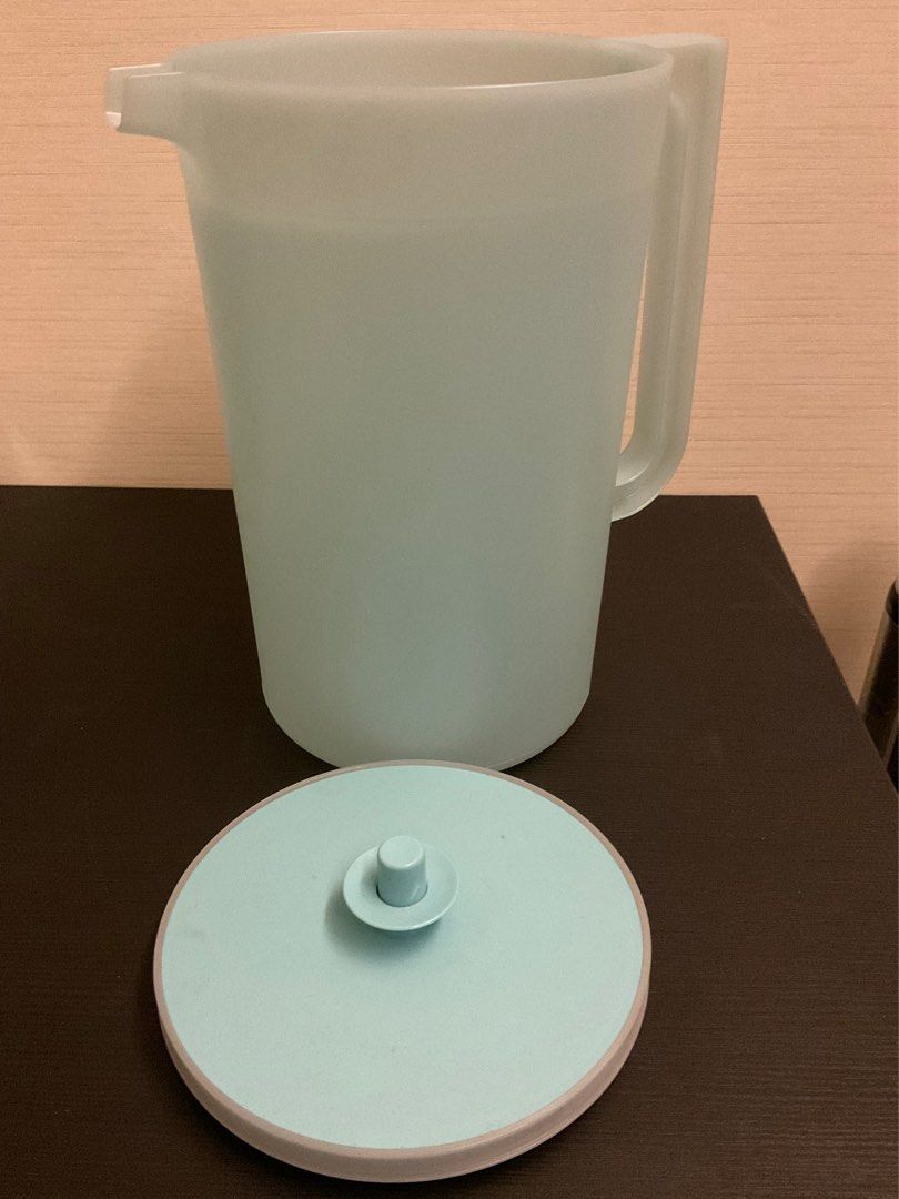 https://media.karousell.com/media/photos/products/2023/6/25/tupperware_heritage_pitcher_se_1687703424_90504d10_progressive.jpg