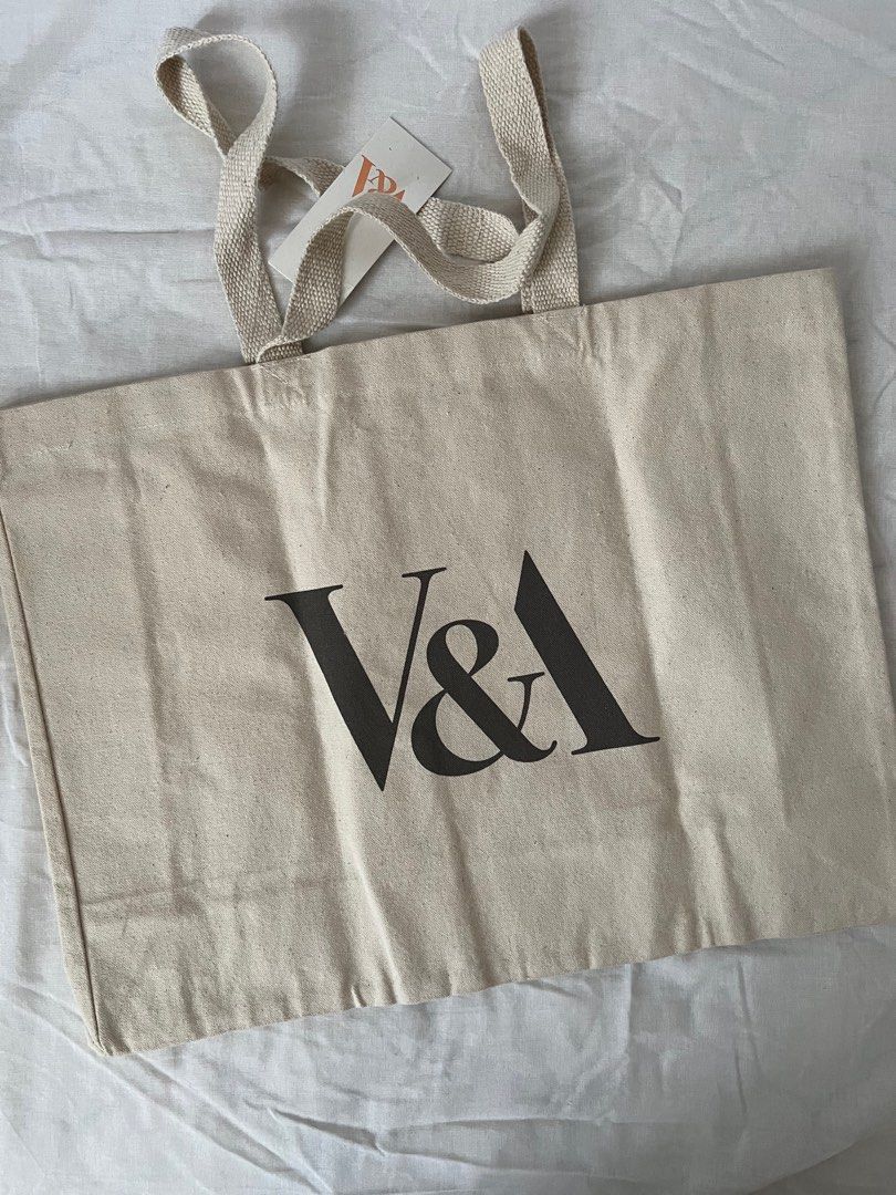 V&A - Victoria and Albert Museum Tote Bag by KlaraBowPiechocki
